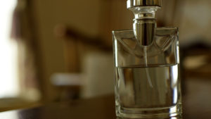 男の香水入門!!香水の種類と付け方を紹介【モテる男へ変身しよう】