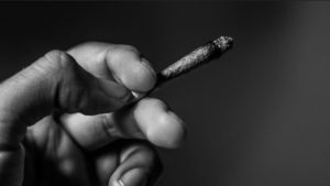 男がデート中にタバコを吸うのはダメ!?我慢?女性の心理は?