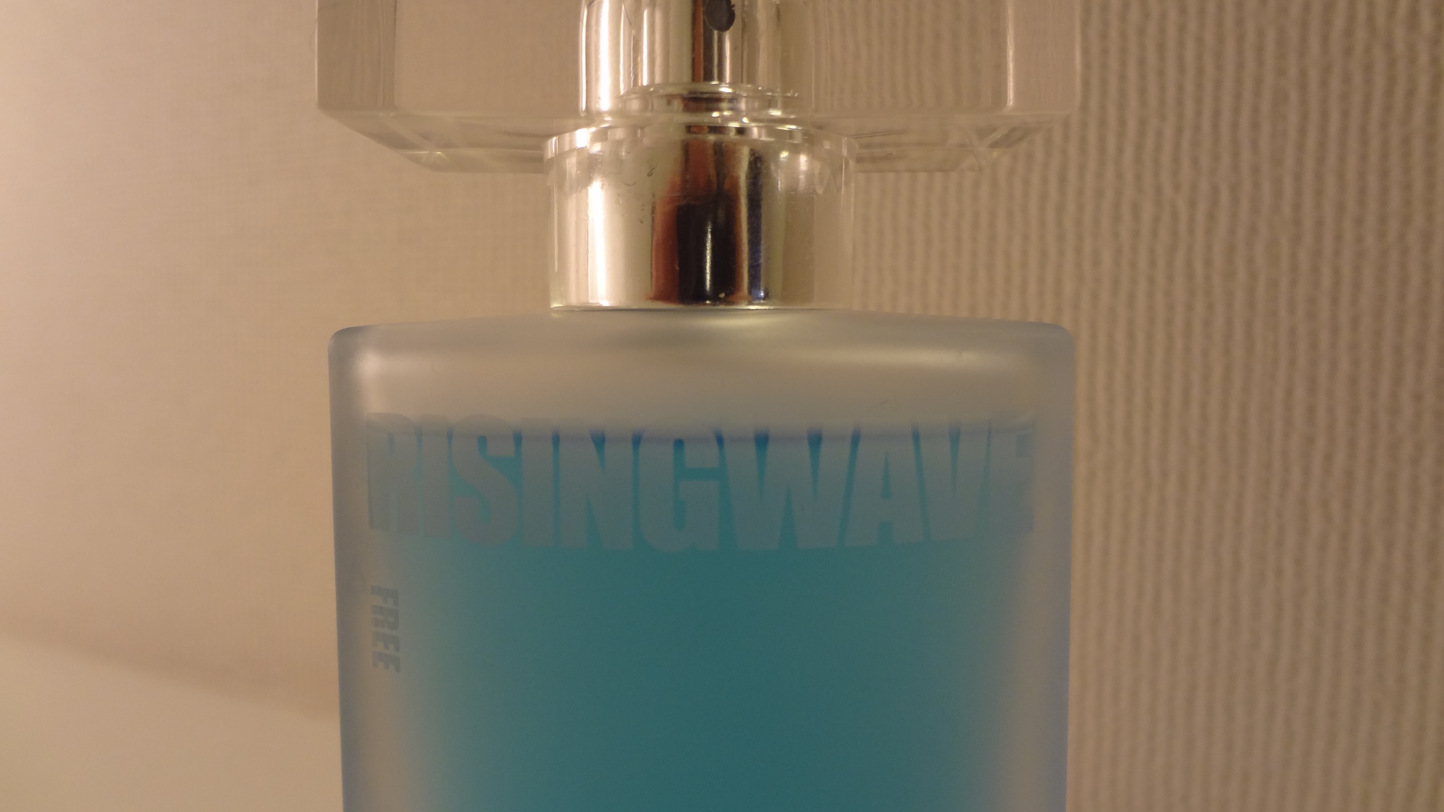 【香水レビュー】ライジングウェーブのフリーライトブルーってどんな匂い？女性ウケはいい？