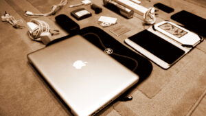 【メンズ】バッグの中に入れるべきアイテムとは？男の基本はコレ