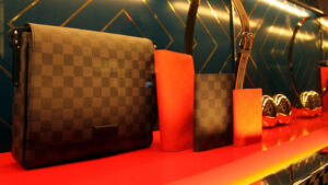 【メンズ】ルイヴィトンのバッグはダサいと思われる?女性ウケはどうなの?